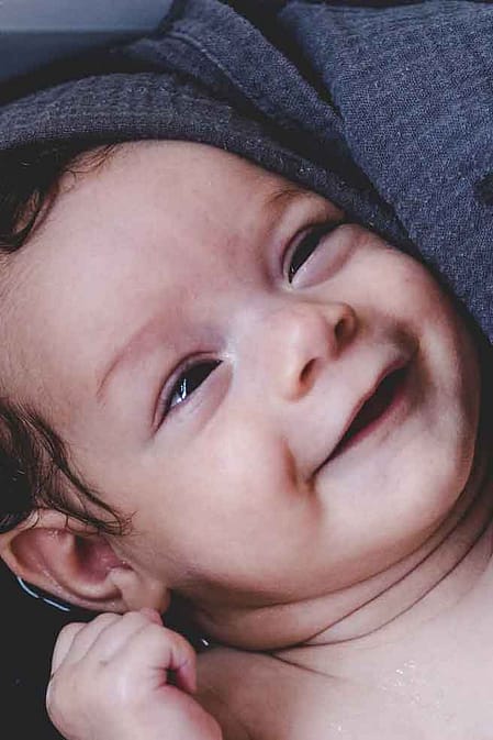 baby in der Badewanne