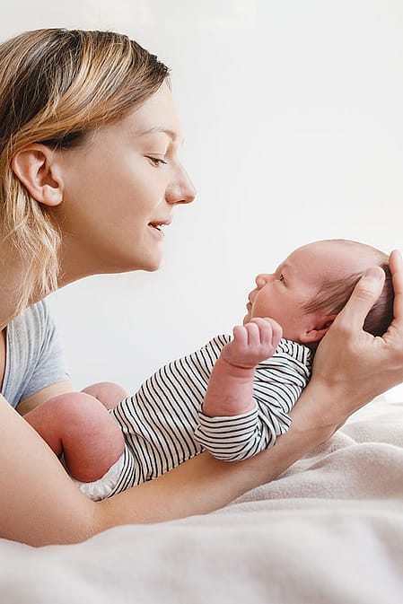 Mutter spricht mit Säugling