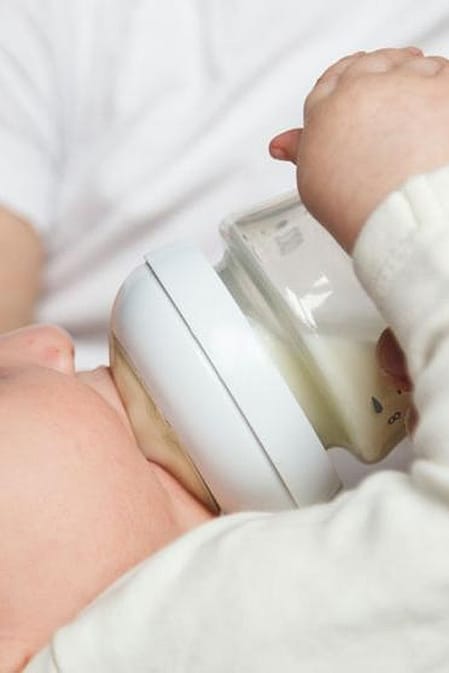 Baby trinkt aus Flasche