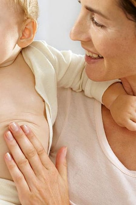 Apaiser doucement le ventre de bébé