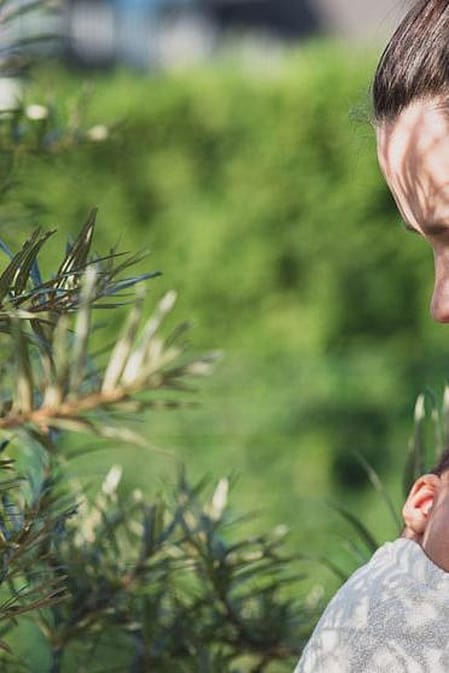 mujer con un bebé en porteo