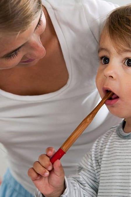 Mama und Kind beim Zähnputzen