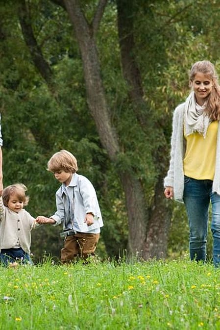 Parents et enfant dans un jardin