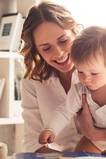Mujer abrazando a un niño pequeño
