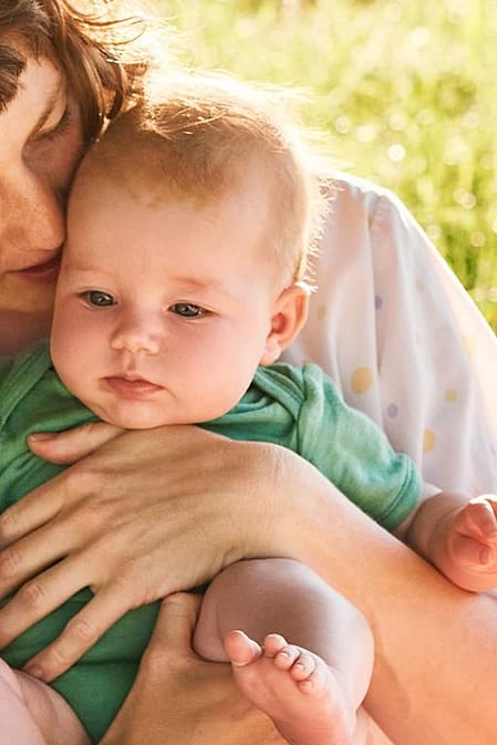 Madre abrazando a su bebé