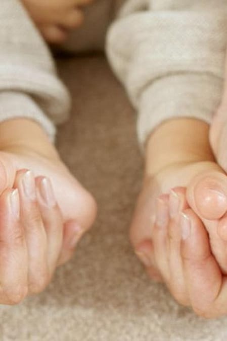 madre dando un masaje en los pies de su bebé