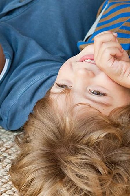 padre e hijo tumbados en el suelo