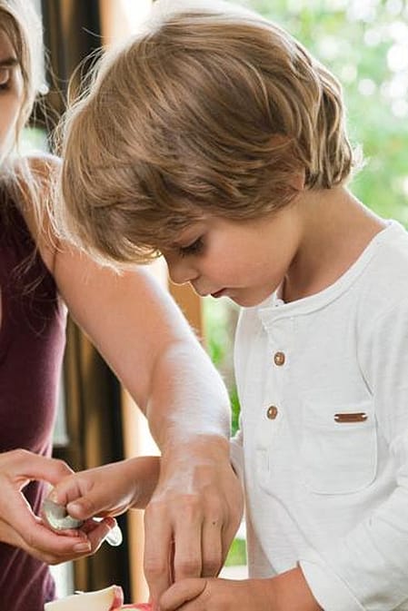 madre e hijo cortando comida