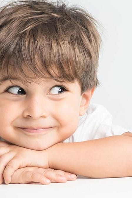 imagen de un niño posando
