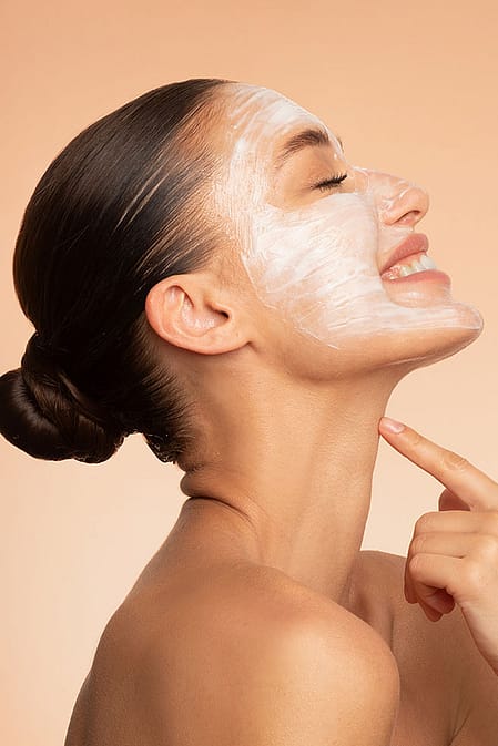 Frau mit Gesichtsmaske