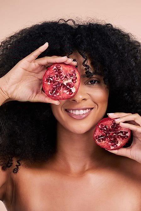 Frau mit Granatäpfeln