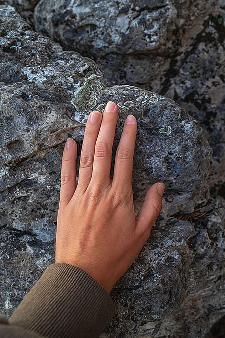 Hände auf Stein
