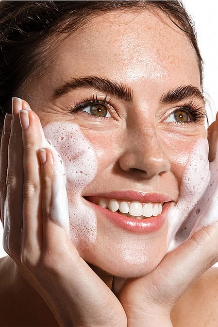 Reinigungsschaum im Gesicht