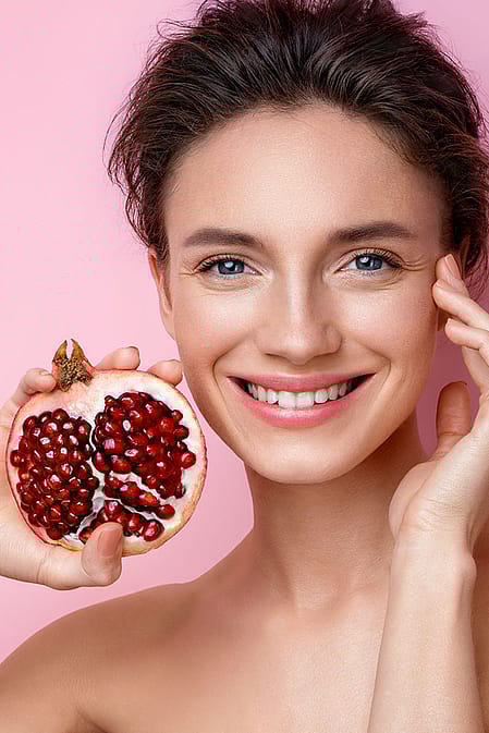 Granatapfel und Gesicht einer Frau