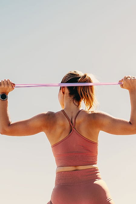 Une femme fait du sport