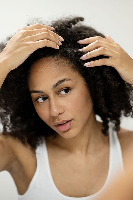 Frau mit schwarzem lockigen Haar