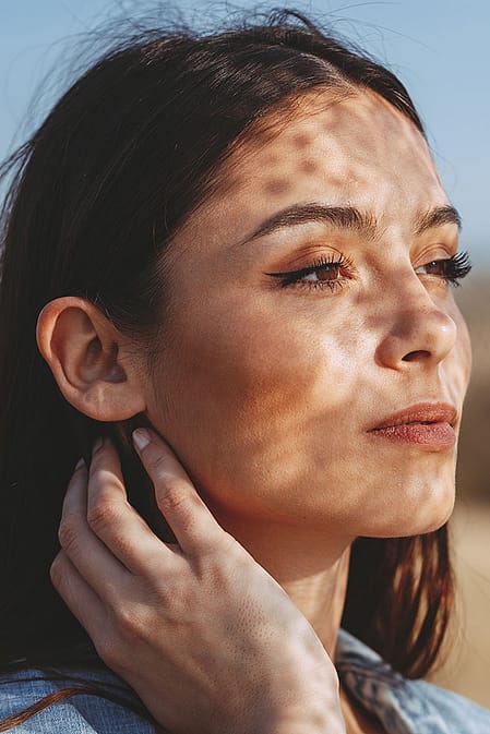 Le soleil éclaire le visage d’une jeune femme.