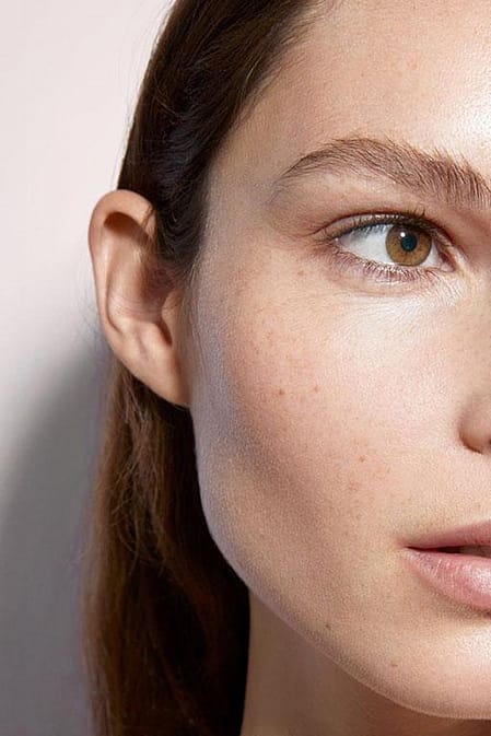 Vrouw achter haar computer