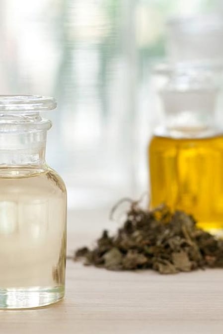 Pflanzenoele in Glasflakons