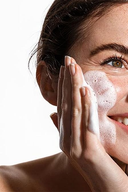 Kvinna tvättar ansiktet