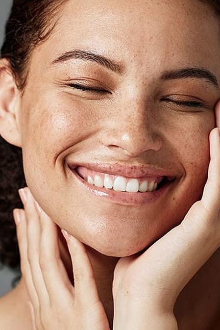 Laechelnde junge Frau