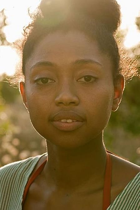 Mujer joven mirando a la cámara