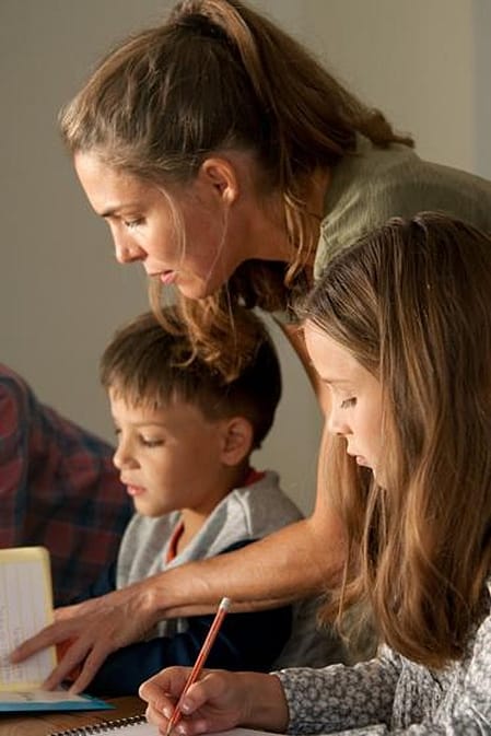 mujer con sus hijos con cara de estres