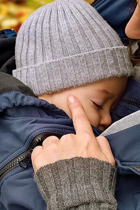 mamma och bebis ute med höstlöv