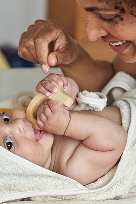 Une mère joue avec son bébé