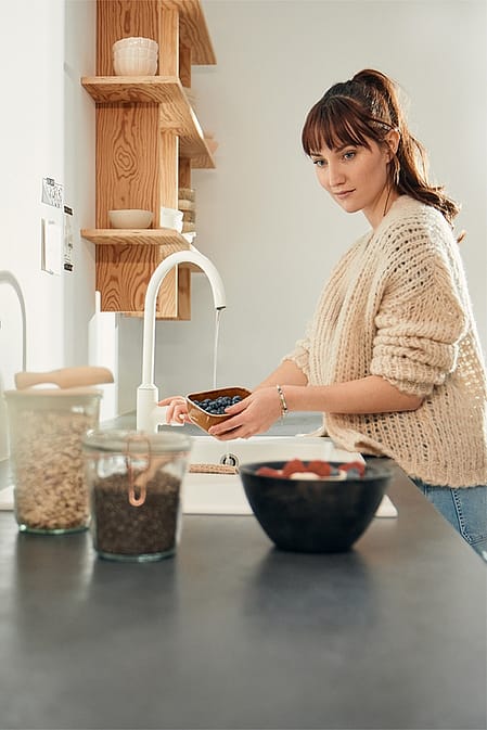 Eine Frau in der Küche und gesundes Essen