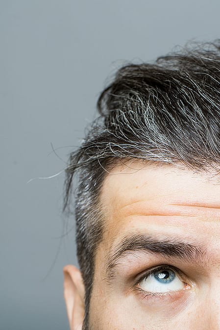 Gesicht eines Mannes mit grauen Haaren