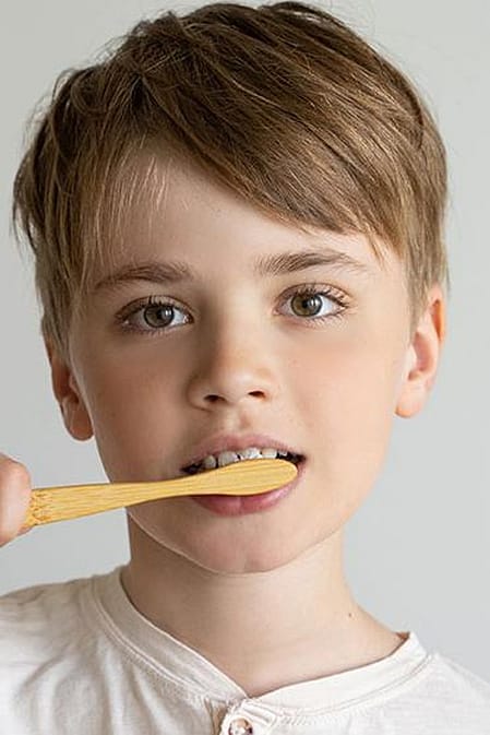 Junge mit Zahnbuerste