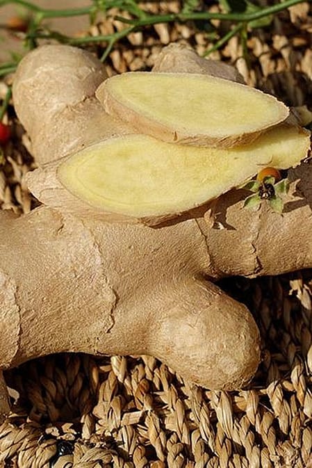 Ingwerwurzel in einem geflochtenen Korb