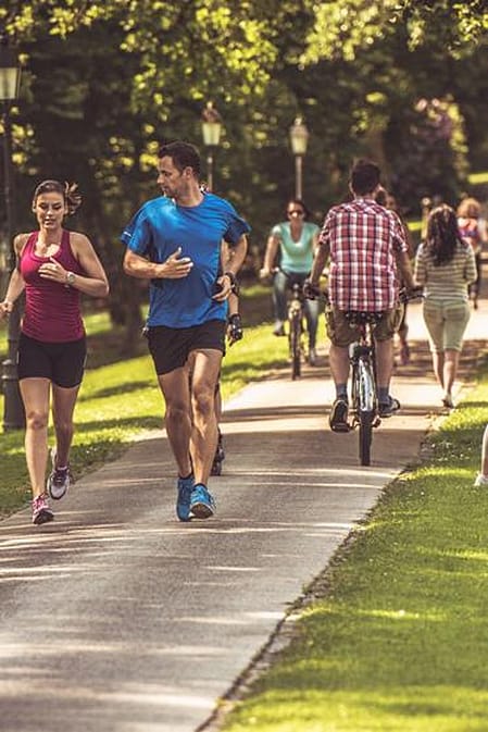 homme et femme qui font un jogging