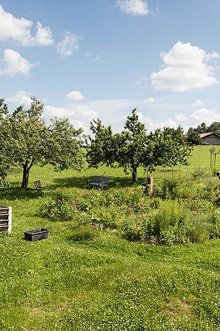 Gaertner in einer weitlaeufigen Gartenlandschaft