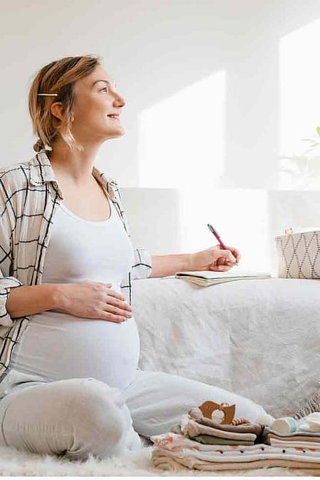 Frau packt Kliniktasche