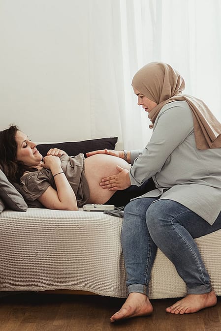 Hebamme und Schwangere