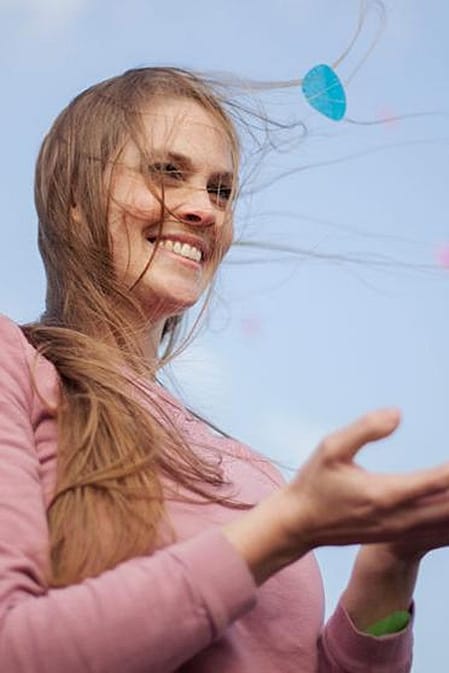 Frau mit braunem langem Haar