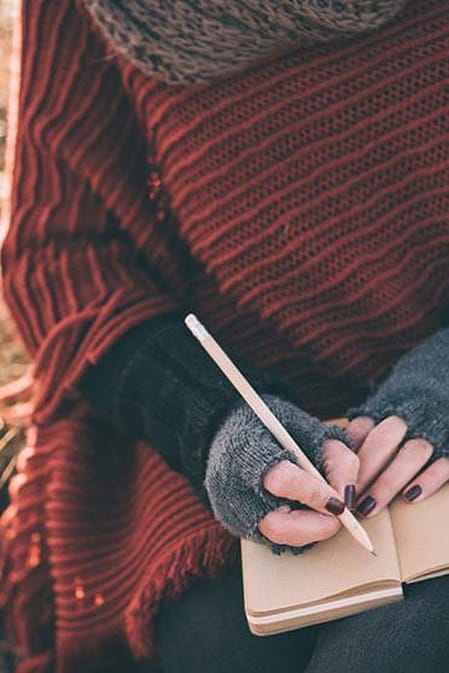 Schwangere schreibt ins Tagebuch