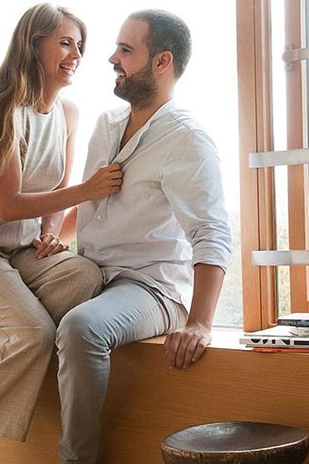 pareja abrazada feliz