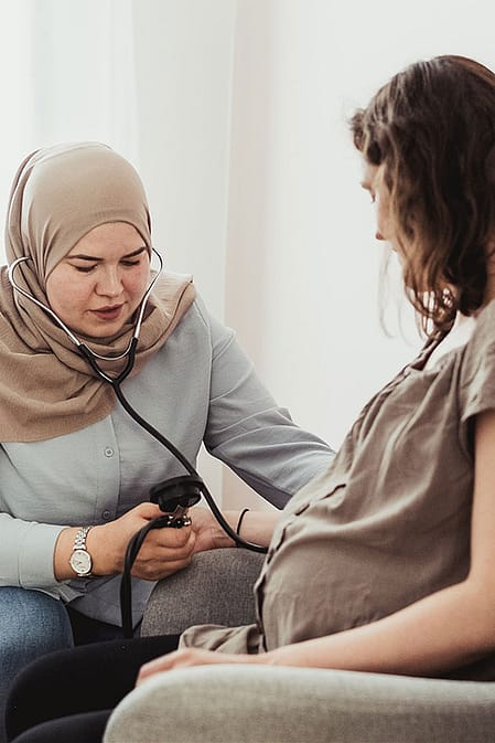 donna incinta e ostetrica