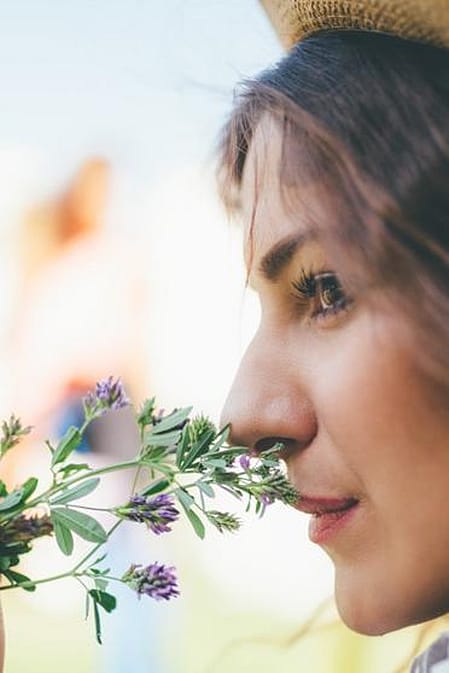 Ragazza annusa fiorellini lilla