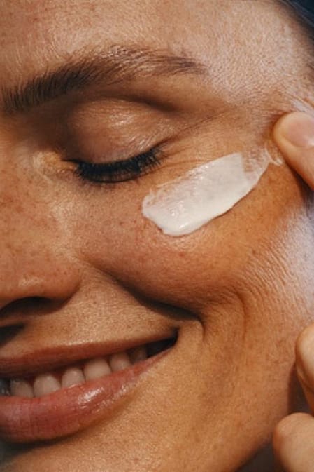 Vrouw die crème opsmeert