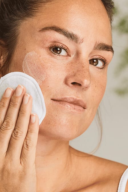 Vrouw reinigt gezicht