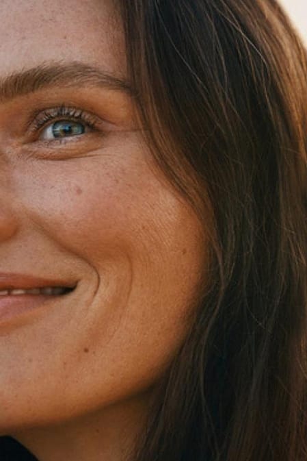 Twee vrouwen buiten in de zon