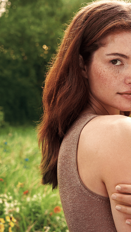 Vrouw in een veld met bloemen