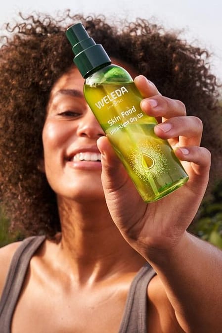 Vrouw smeert benen in