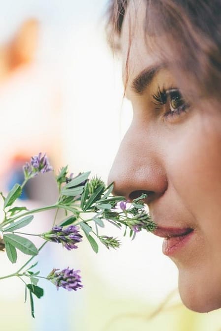 Vrouw ruikt aan lavendel