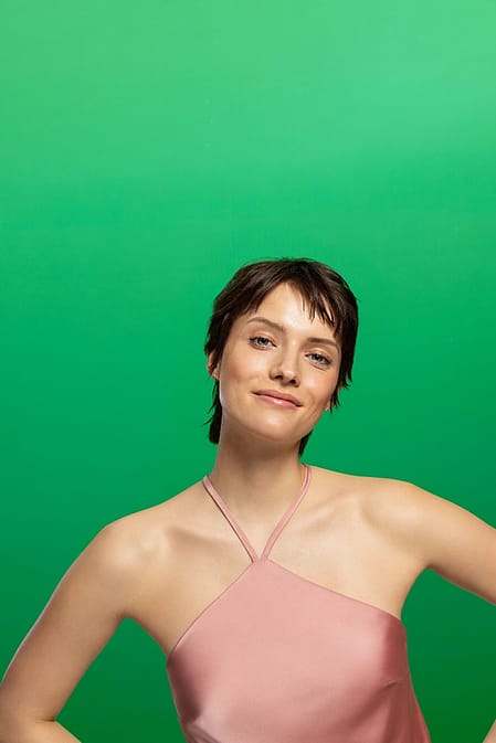 Vrouw voor groene achtergrond