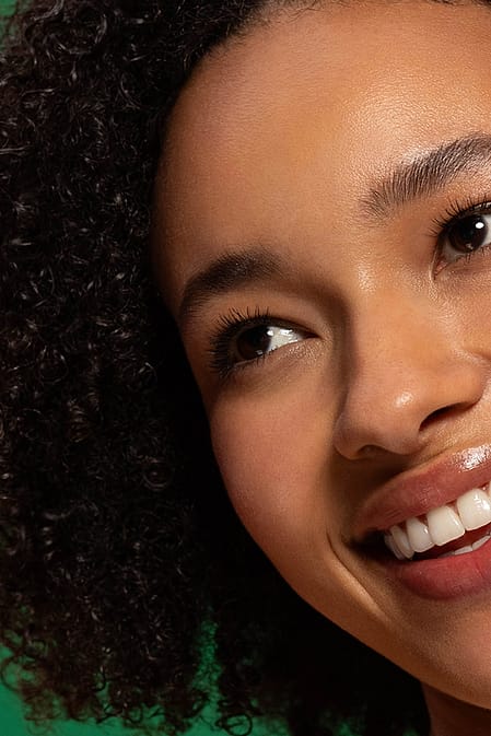 Kvinna med Skin Food Super Serum.